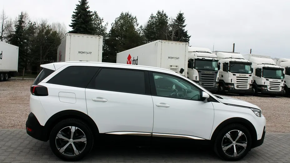 PEUGEOT 5008 -