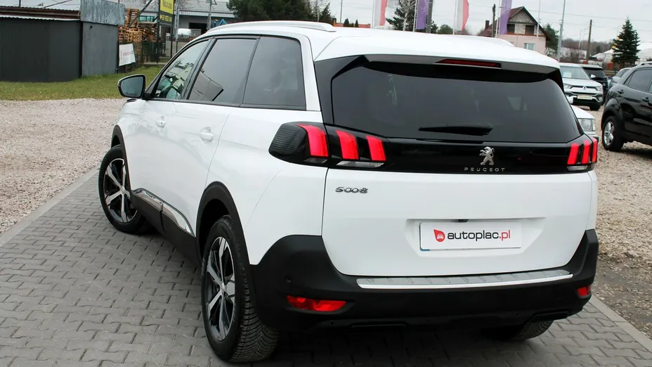 PEUGEOT 5008 -