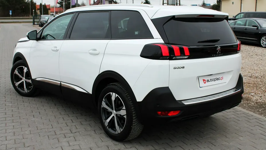 PEUGEOT 5008 -