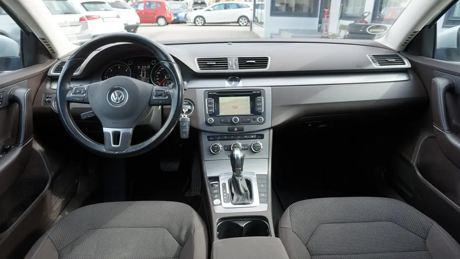 VOLKSWAGEN Passat -