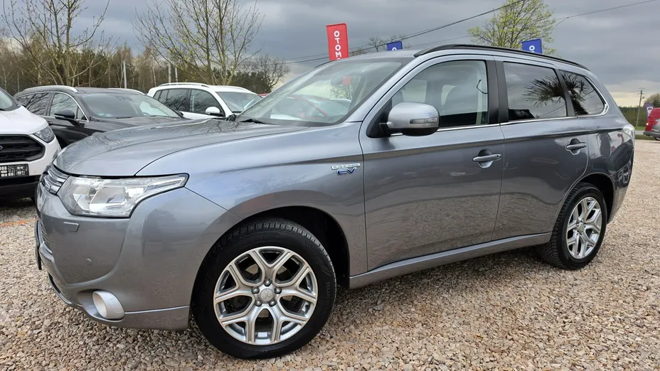 MITSUBISHI Outlander -