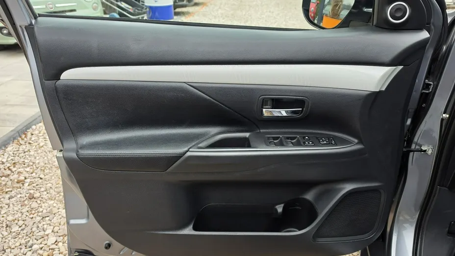 MITSUBISHI Outlander -