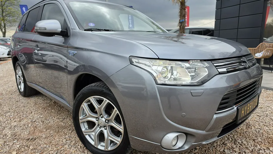 MITSUBISHI Outlander -