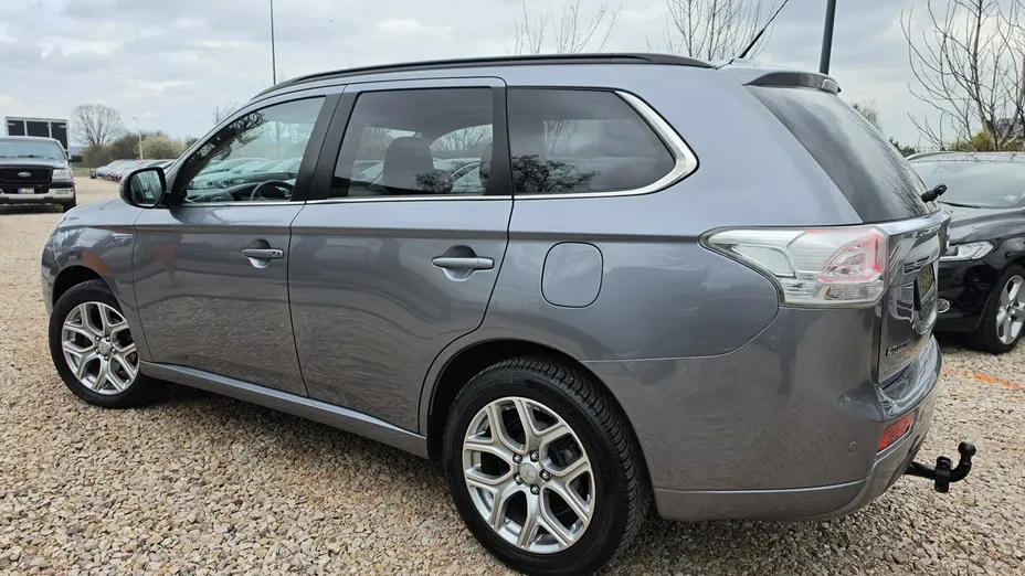MITSUBISHI Outlander -