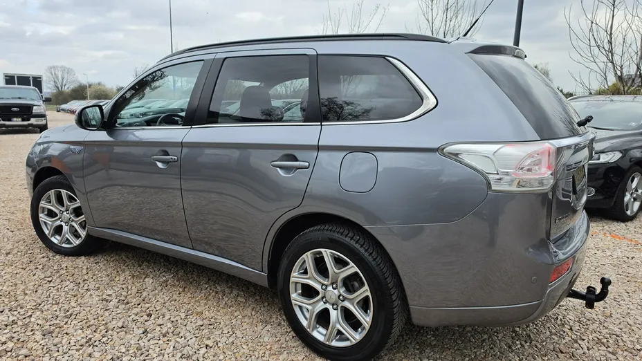 MITSUBISHI Outlander -