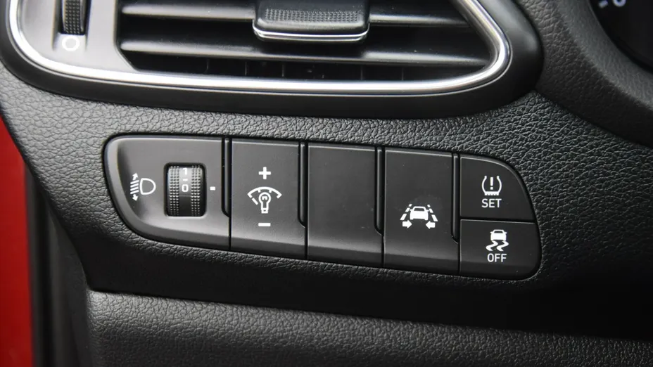 HYUNDAI i30 -