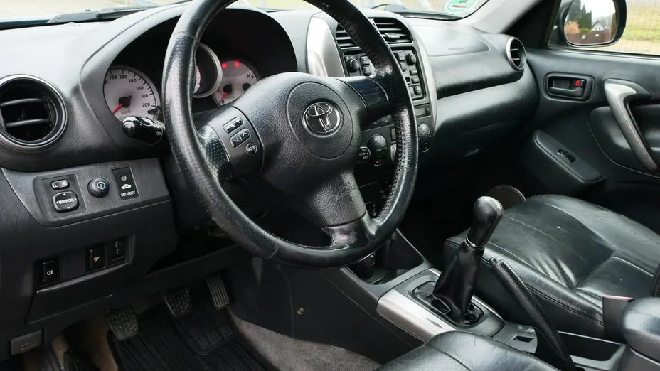 TOYOTA RAV4 -