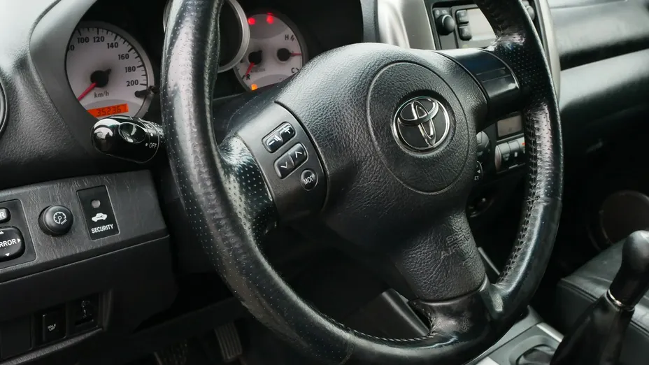 TOYOTA RAV4 -
