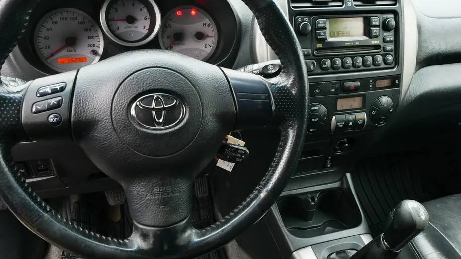 TOYOTA RAV4 -