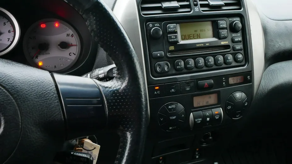 TOYOTA RAV4 -