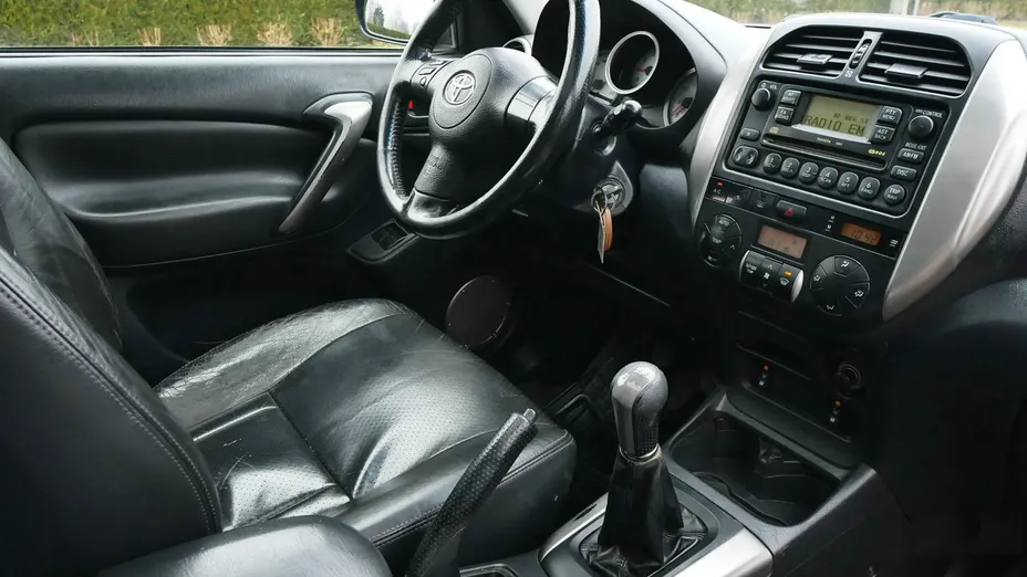 TOYOTA RAV4 -