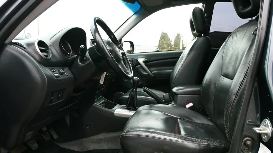 TOYOTA RAV4 -