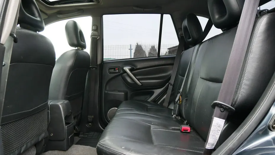 TOYOTA RAV4 -