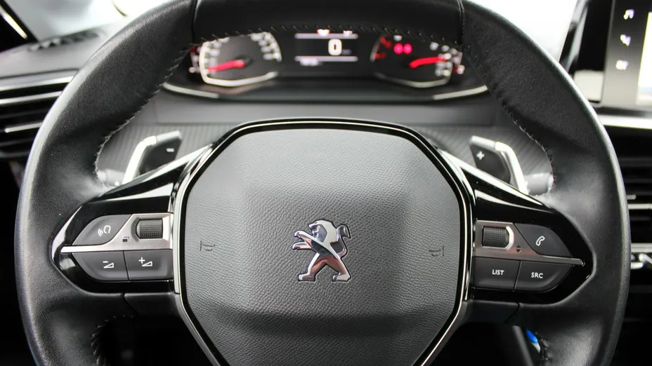 PEUGEOT 208 -