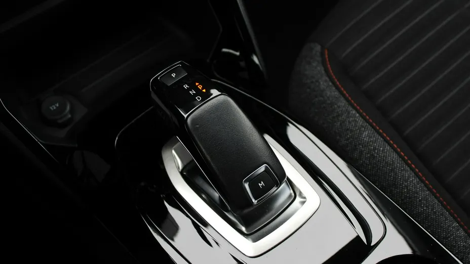 PEUGEOT 208 -