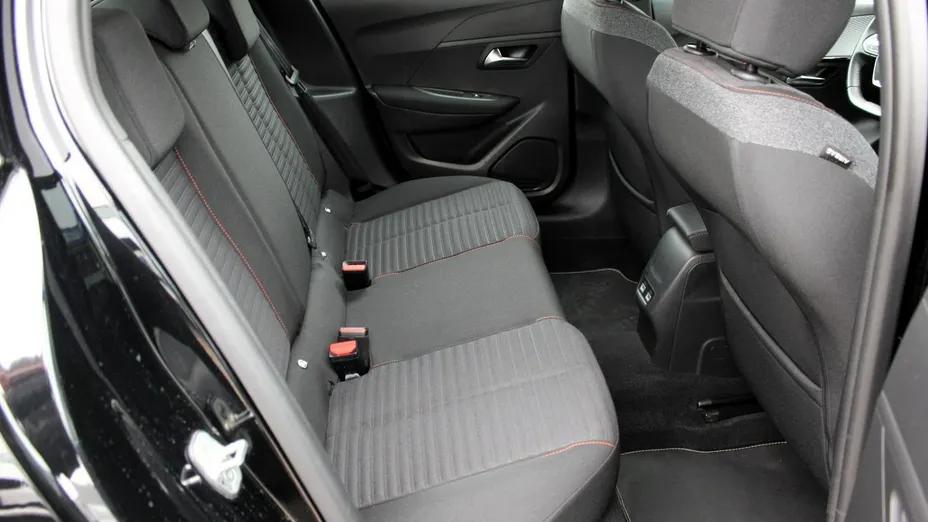 PEUGEOT 208 -