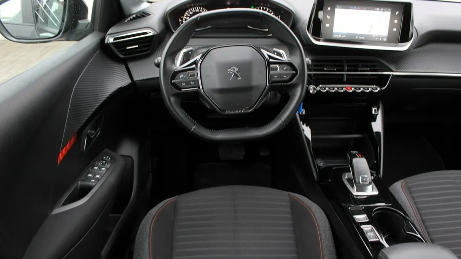 PEUGEOT 208 -