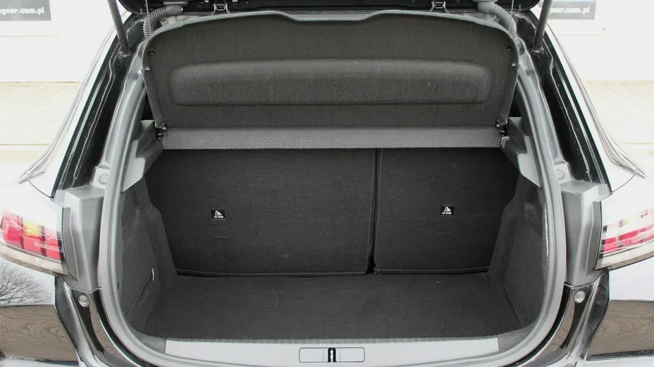 PEUGEOT 208 -