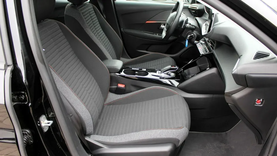PEUGEOT 208 -