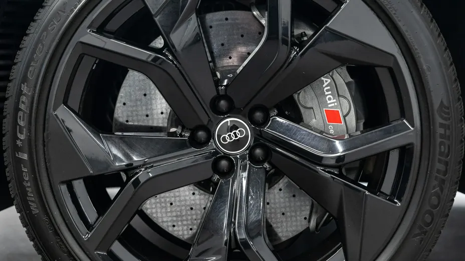 AUDI RS Q8 -