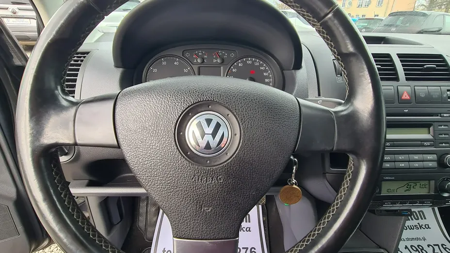 VOLKSWAGEN Polo -
