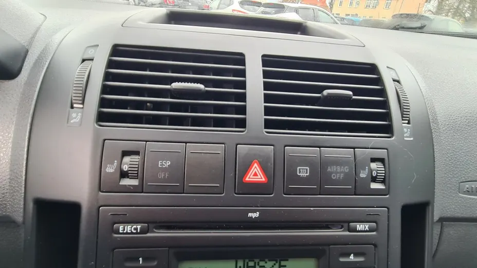 VOLKSWAGEN Polo -