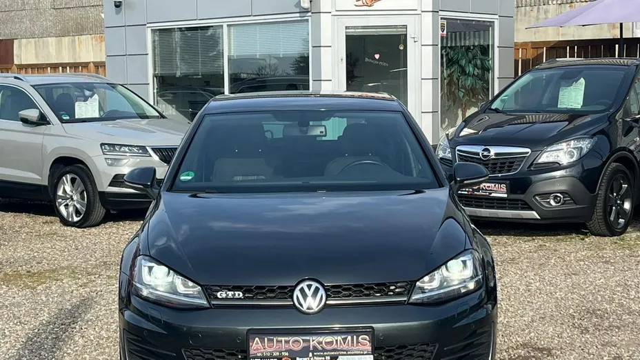 VOLKSWAGEN Golf -
