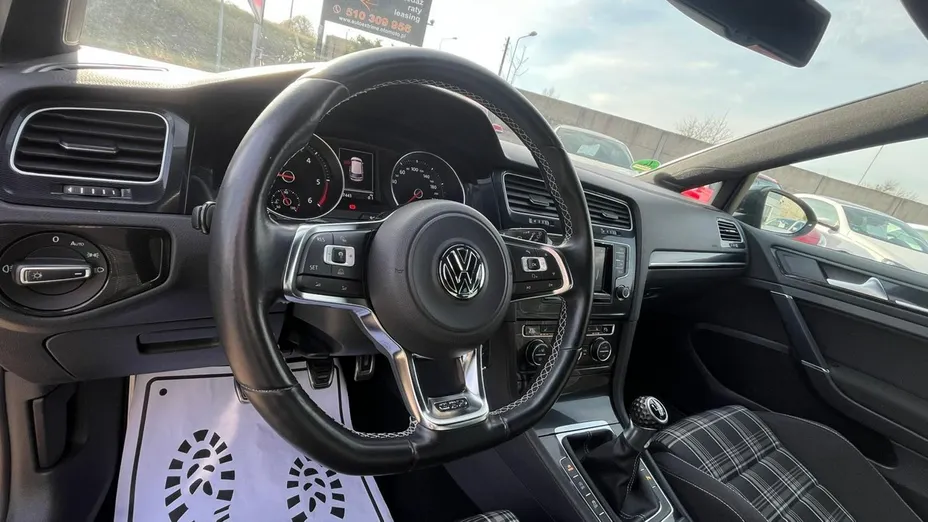 VOLKSWAGEN Golf -