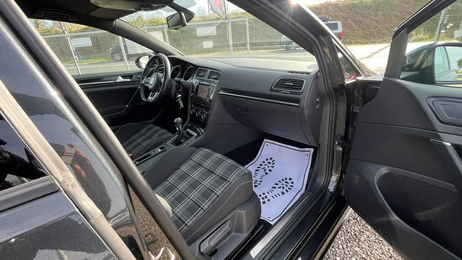 VOLKSWAGEN Golf -