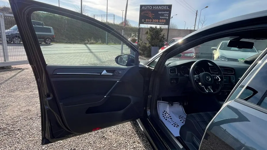 VOLKSWAGEN Golf -