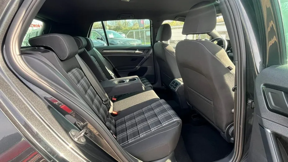 VOLKSWAGEN Golf -