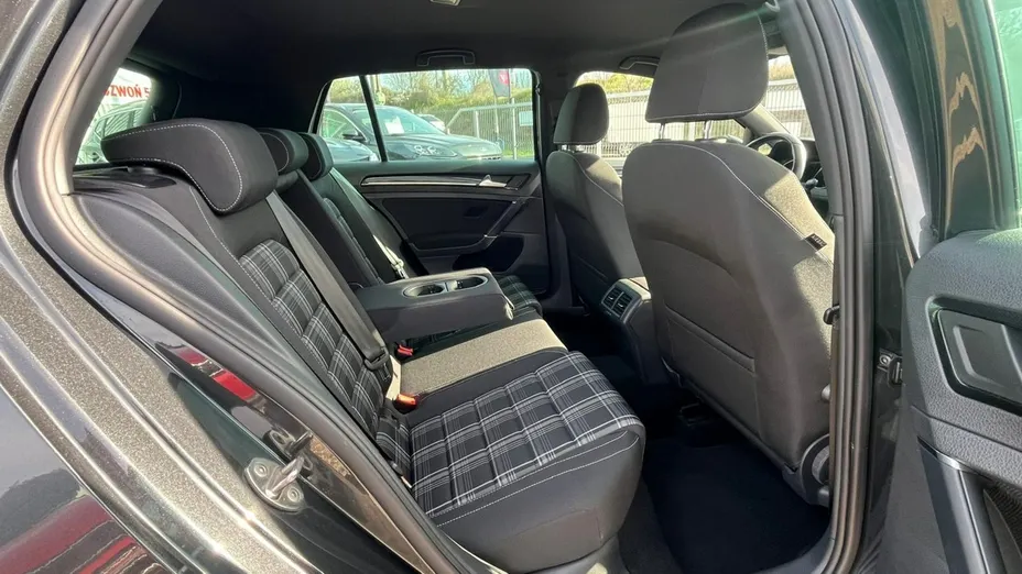VOLKSWAGEN Golf -