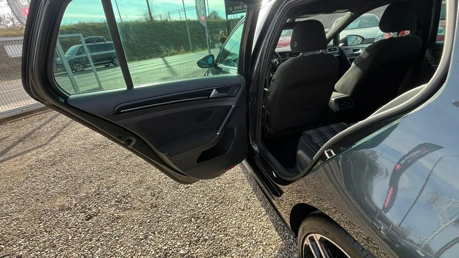 VOLKSWAGEN Golf -