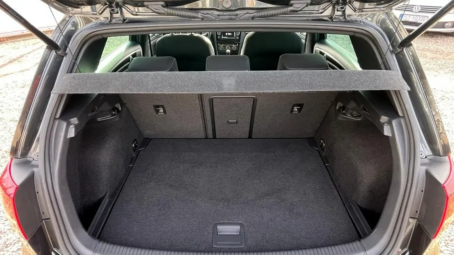 VOLKSWAGEN Golf -
