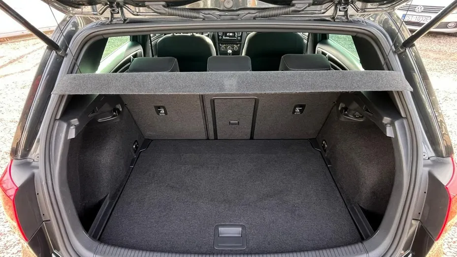 VOLKSWAGEN Golf -