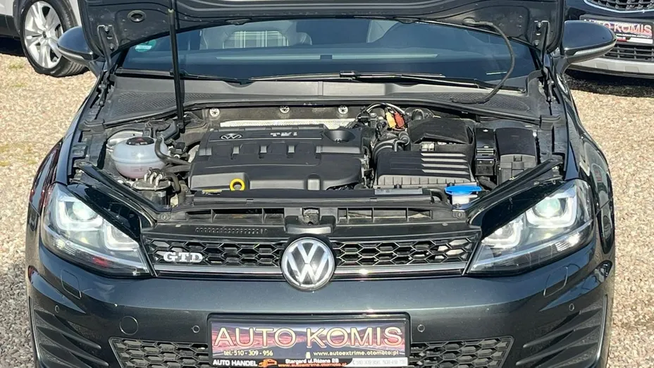 VOLKSWAGEN Golf -