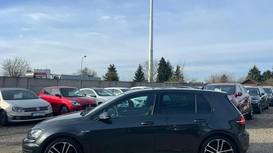 VOLKSWAGEN Golf -