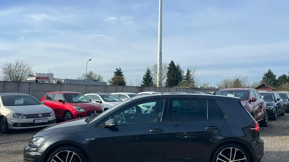 VOLKSWAGEN Golf -