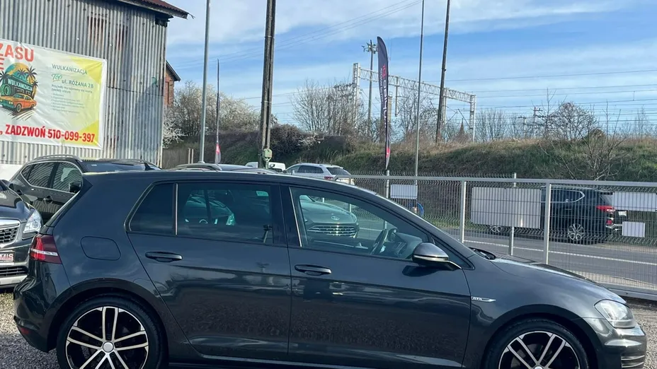 VOLKSWAGEN Golf -