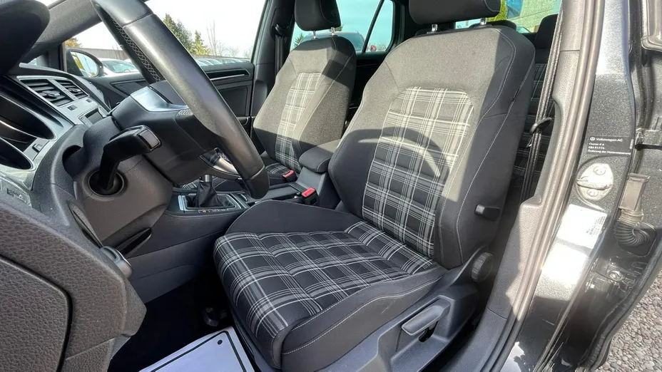 VOLKSWAGEN Golf -