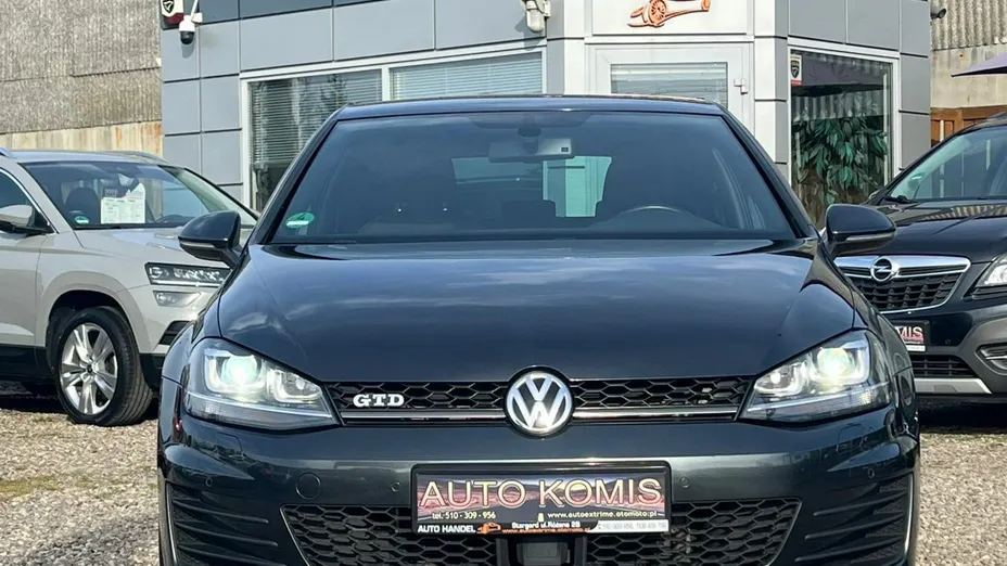 VOLKSWAGEN Golf -