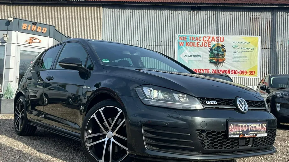 VOLKSWAGEN Golf -