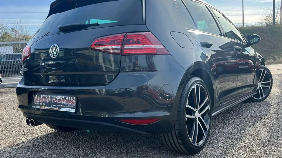 VOLKSWAGEN Golf -