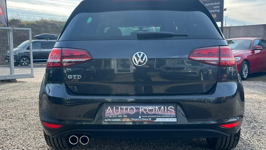 VOLKSWAGEN Golf -