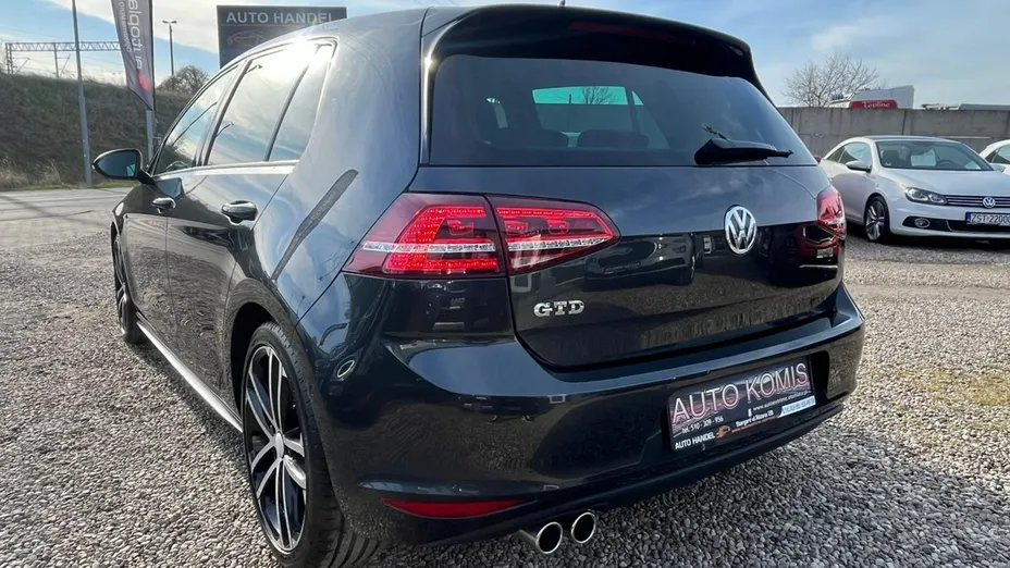 VOLKSWAGEN Golf -