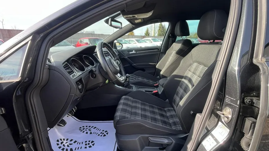 VOLKSWAGEN Golf -