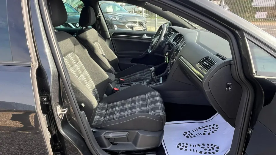 VOLKSWAGEN Golf -