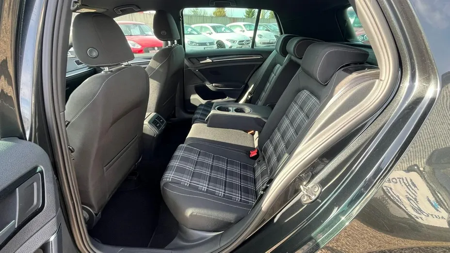 VOLKSWAGEN Golf -