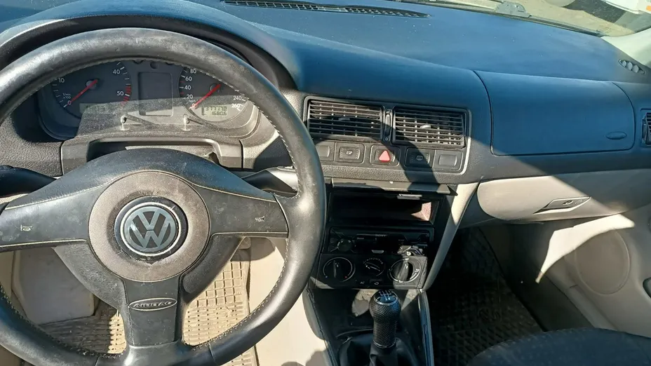 VOLKSWAGEN Golf -