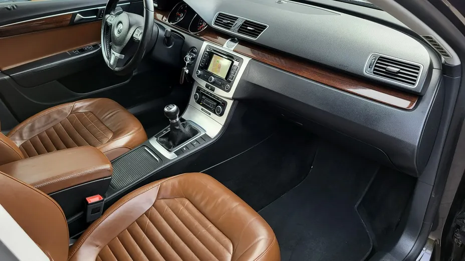 VOLKSWAGEN Passat -